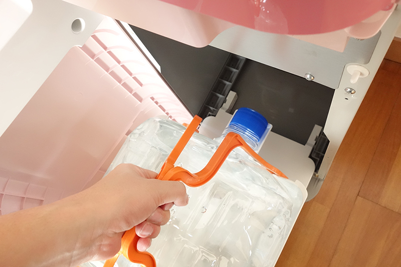 スライドするトレイに乗せて奥に押してセット完了。