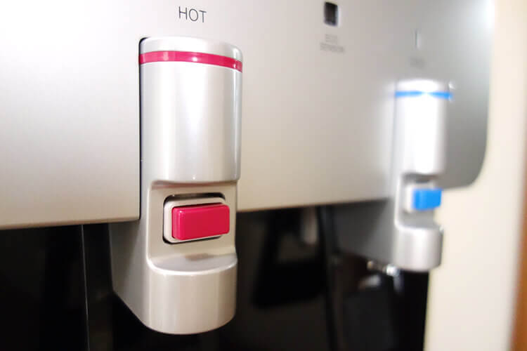 温水と冷水を出す時は、まずこのボタンを押してから。